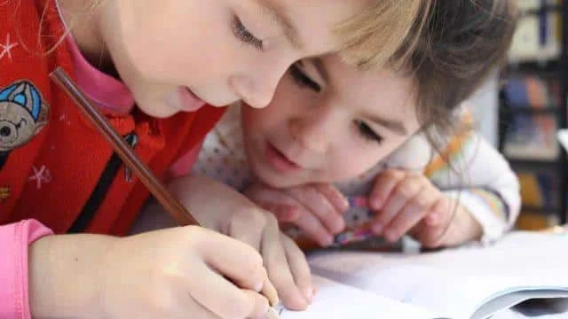 girls-on-desk-looking-at-notebook-159823-ritlzdcr6sfv3v4a84t2i84ax9797z0bs1kiea4mq8 (1)